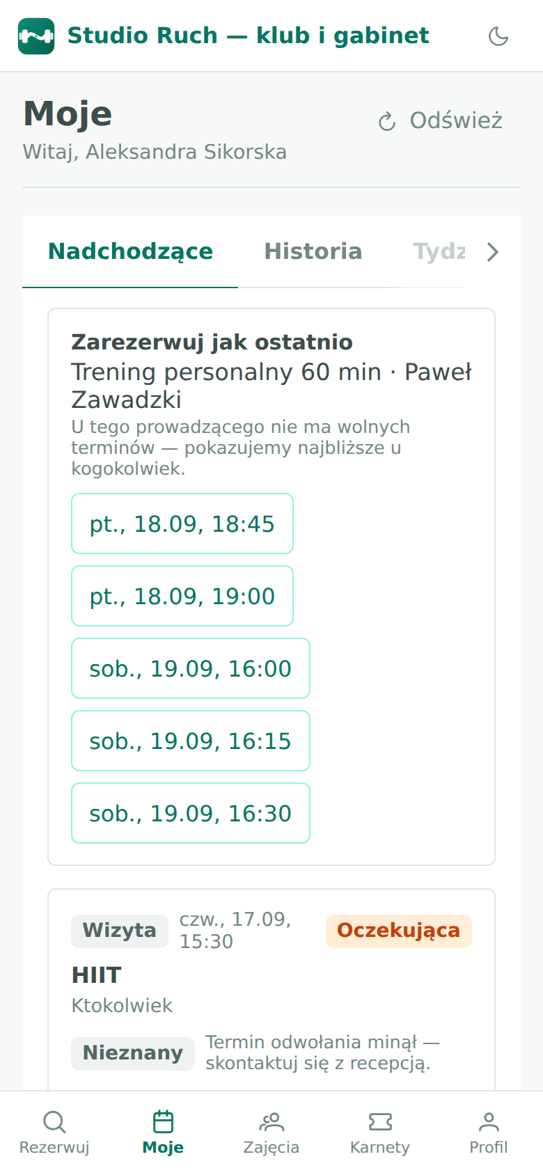 Ekran telefonu z kafelkiem „Zarezerwuj jak ostatnio” i propozycjami najbliższych godzin.
