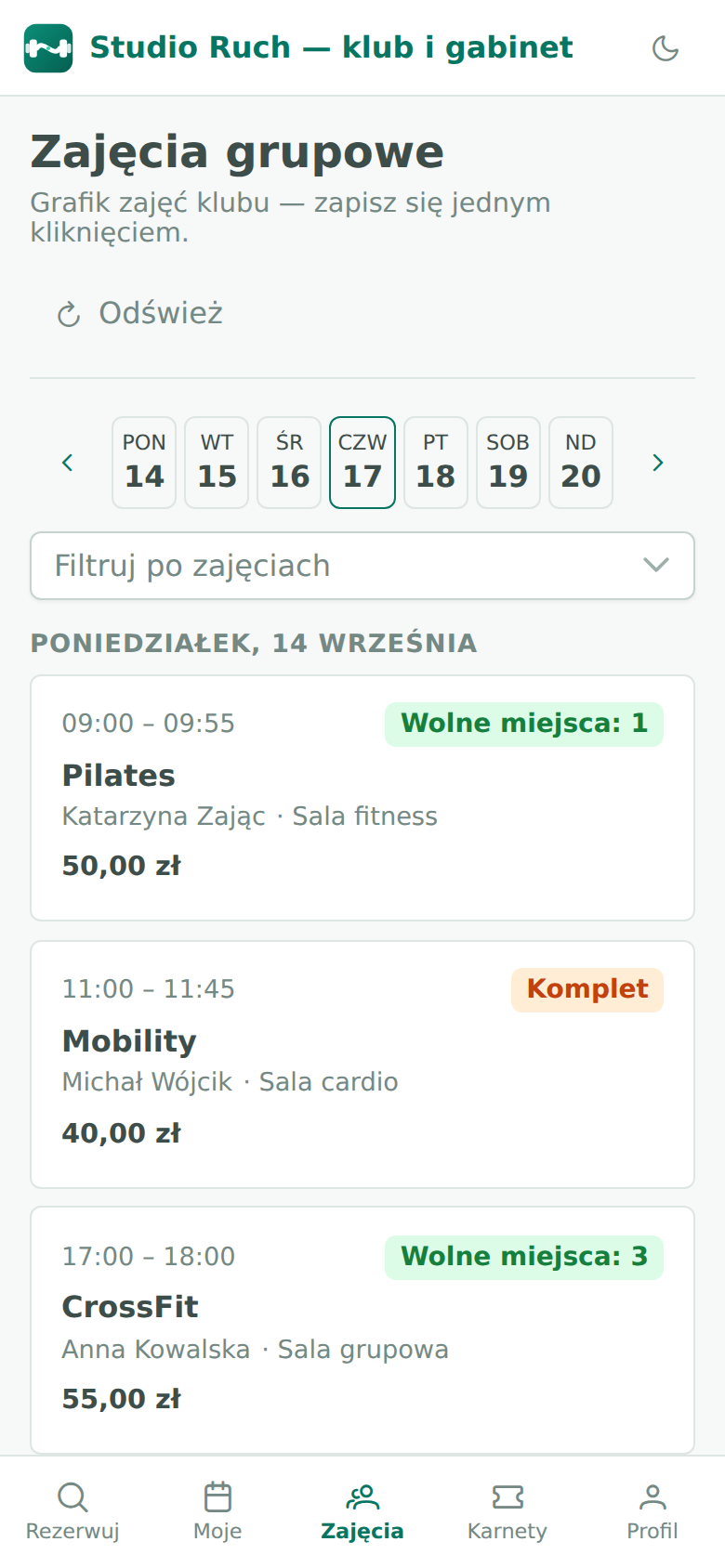 Ekran telefonu z grafikiem zajęć klubu: paski dni tygodnia i karty zajęć ze statusem „Zapisany” lub „Komplet”.