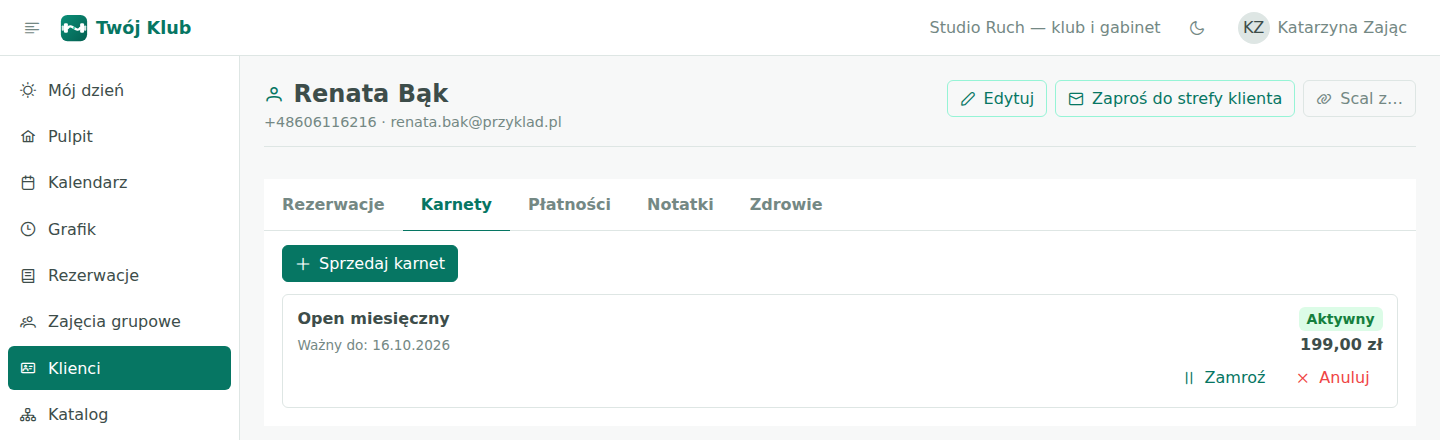 Karta klienta z zakładkami Rezerwacje, Karnety, Płatności i Notatki oraz aktywnym karnetem na 10 wejść.